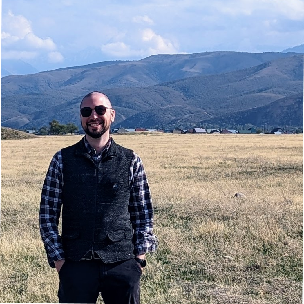 A photo of The Artificial Business' Co-Founder Leo Benkel, in a natural landscape remeniscent of California.